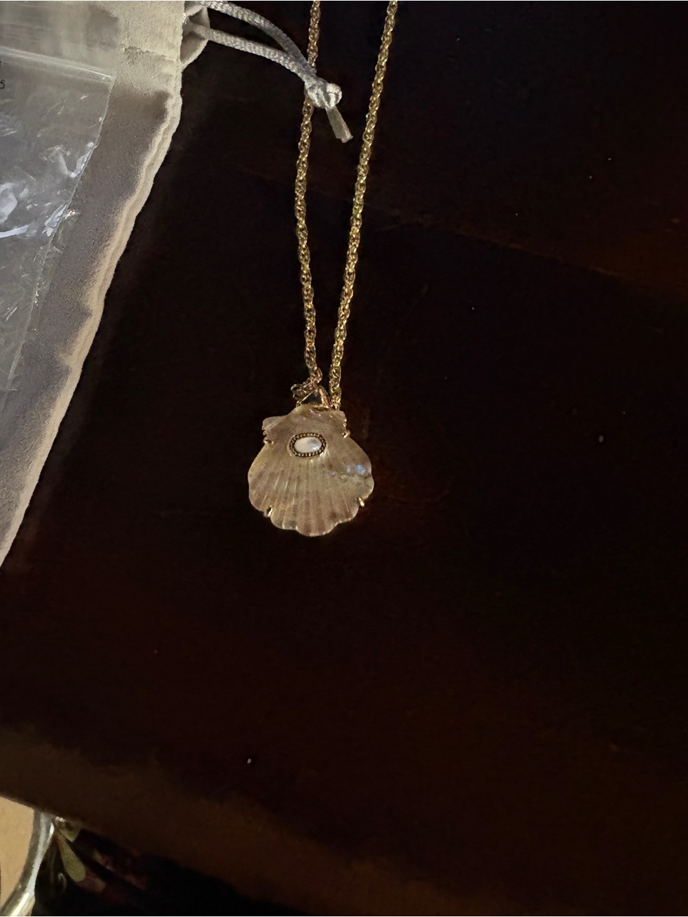 Kendra Scott Lucia Shell Gold Tone Iridescent Shell Pendant Necklace BNWT - Picture 6 of 8
